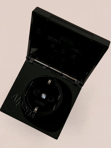 SCHUKO розетка с крышкой и шторками цвет матовый черный LS1520BFKIKLSWM