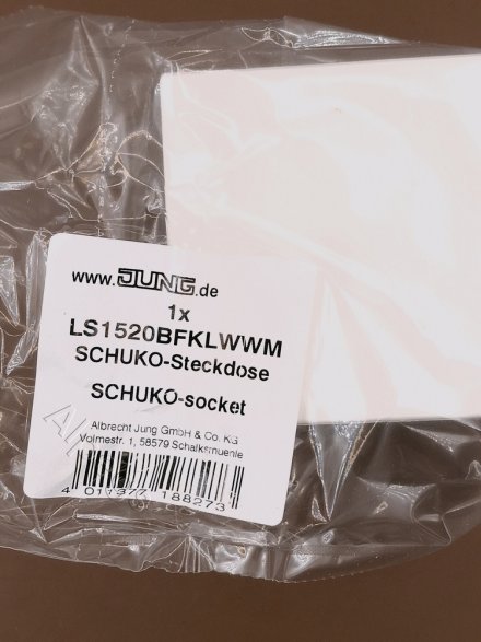 SCHUKO-розетка с крышкой цвет Матовый белый LS1520BFKLWWM