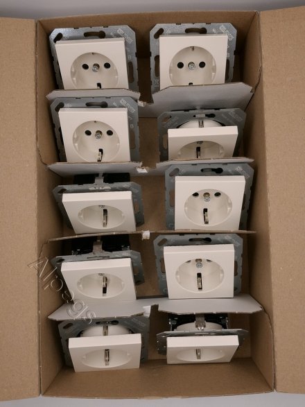 A1520KI Штепсельная розетка SCHUKO 16A 250V  с защитой от детей; слоновая кость