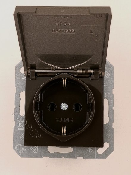 A1520BFKLMO SCHUKO-розетка с откидной крышкой и индикацией напряжения; мокка