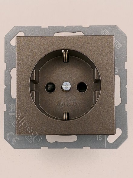 A1520KIMO Штепсельная розетка SCHUKO 16A 250V  с защитой от детей; термопласт; мокка