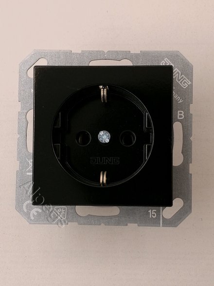 A1520SW Штепсельная розетка SCHUKO 16A 250V ; термопласт; черная