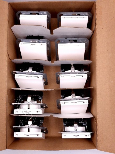 A1520KLWW Штепсельная розетка SCHUKO 16A 250V  с откидной крышкой; белая