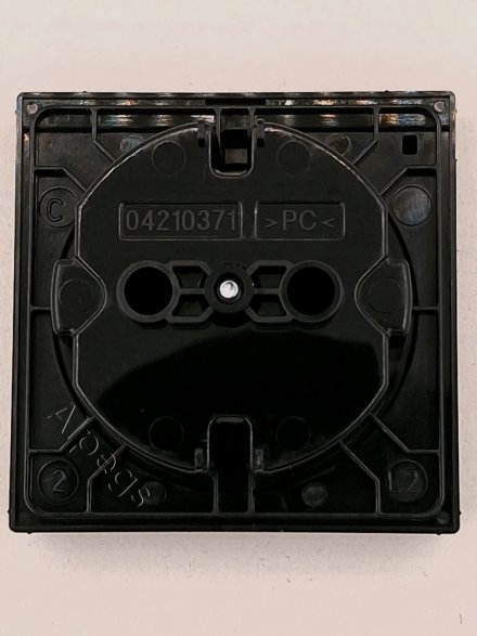 SCHUKO розетка с крышкой цвет матовый черный A1520BFKLSWM