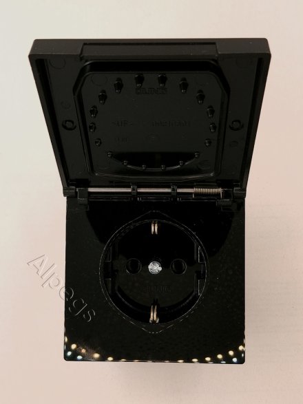 LS1520KLSW Штепсельная розетка SCHUKO 16A, 250V  с откидной крышкой; черная