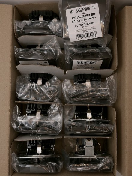 CD1520BFKLBR Штепсельная розетка SCHUKO 16A 250V  с защитой от влажности; коричневая