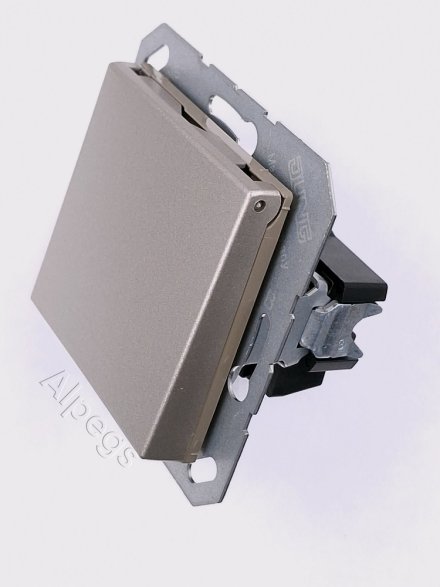 A1520BFKLCH Штепсельная розетка SCHUKO 16A 250V  с откидной крышкой; шампань