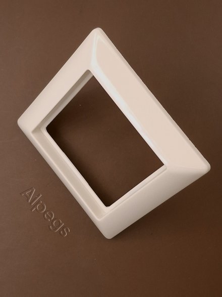 AS581 Рамка 1-кратная для вертикальной и горизонтальной установки; слоновая кость