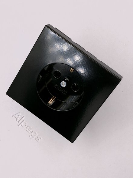 LS1520SW Штепсельная розетка SCHUKO 16A, 250V ; черная