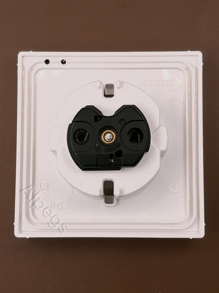 Штепсельная розетка SCHUKO 16A 250V с защитой от детей, с крышкой, термопласт, цвет Матовый белый A1520BFKIKLWWM