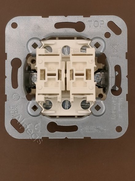 539U Кнопка сдвоенная без фиксации с двумя переключающими группами