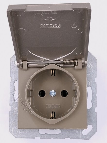 A1520BFKLCH Штепсельная розетка SCHUKO 16A 250V  с откидной крышкой; шампань