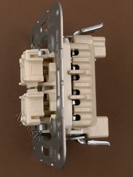 539U Кнопка сдвоенная без фиксации с двумя переключающими группами