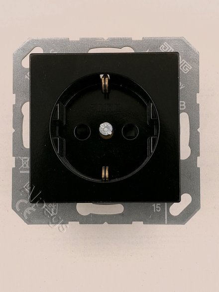 A1520KISW Штепсельная розетка SCHUKO 16A 250V  с защитой от детей; термопласт; черный