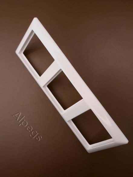 AS583WW Рамка 3-кратная для вертикальной и горизонтальной установки; белая