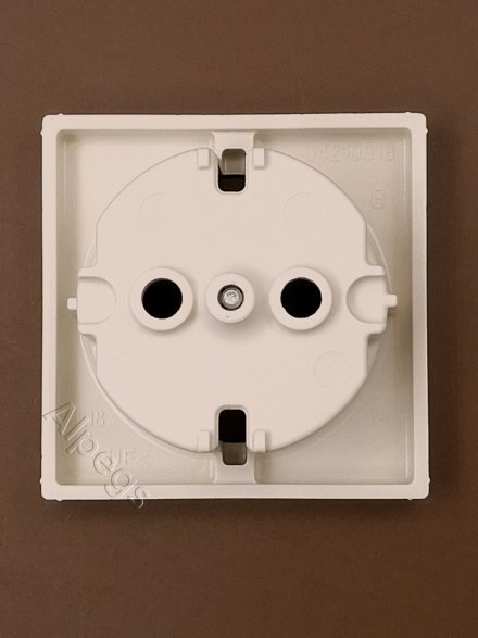 A1520 Штепсельная розетка SCHUKO 16A 250V  слоновая кость