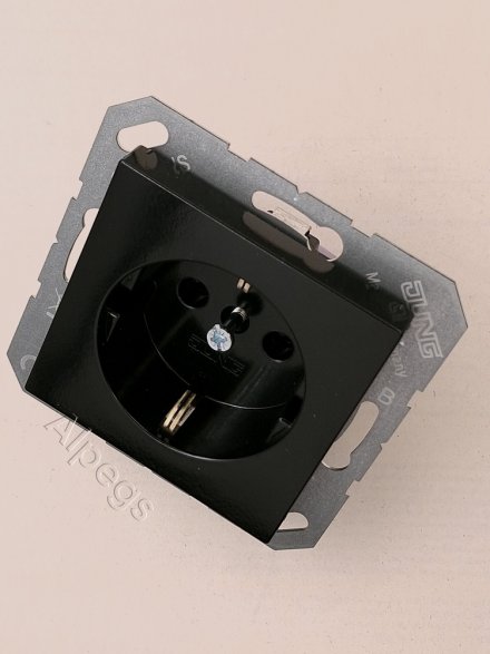 A1520SW Штепсельная розетка SCHUKO 16A 250V ; термопласт; черная