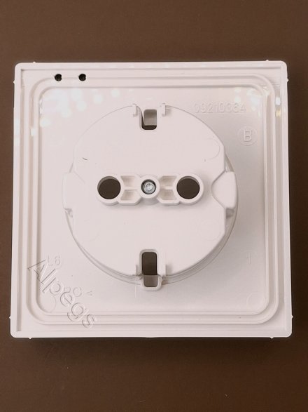 SCHUKO-розетка с крышкой цвет Матовый белый LS1520BFKLWWM