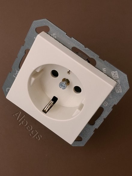 A1520KI Штепсельная розетка SCHUKO 16A 250V  с защитой от детей; слоновая кость