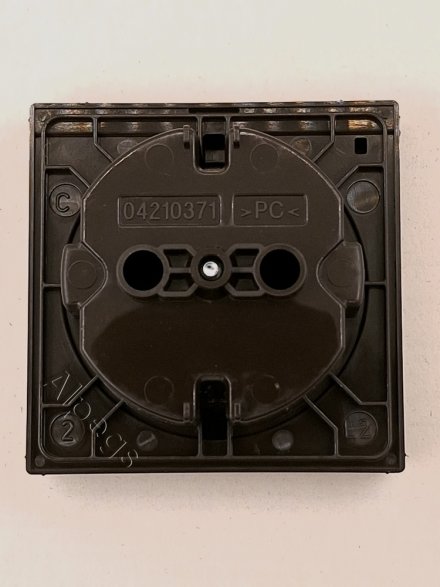 A1520BFKLMO SCHUKO-розетка с откидной крышкой и индикацией напряжения; мокка