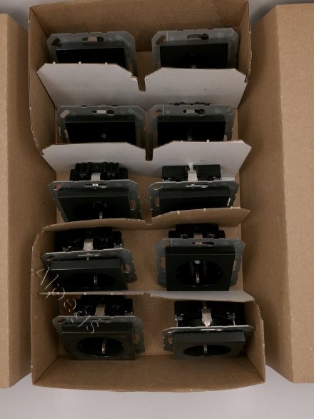 A1520KISW Штепсельная розетка SCHUKO 16A 250V  с защитой от детей; термопласт; черный