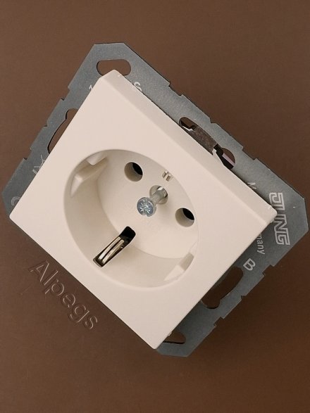 A1520 Штепсельная розетка SCHUKO 16A 250V  слоновая кость