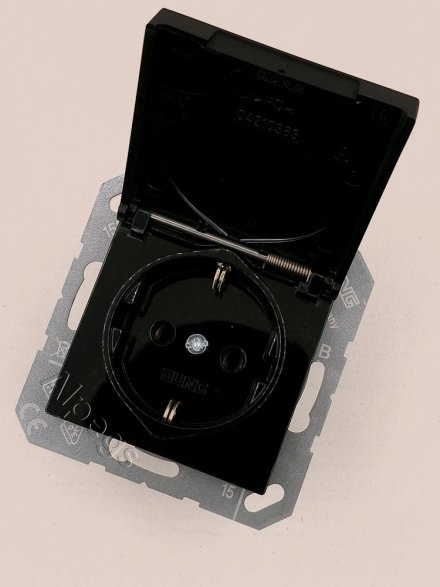 SCHUKO розетка с крышкой цвет матовый черный A1520BFKLSWM