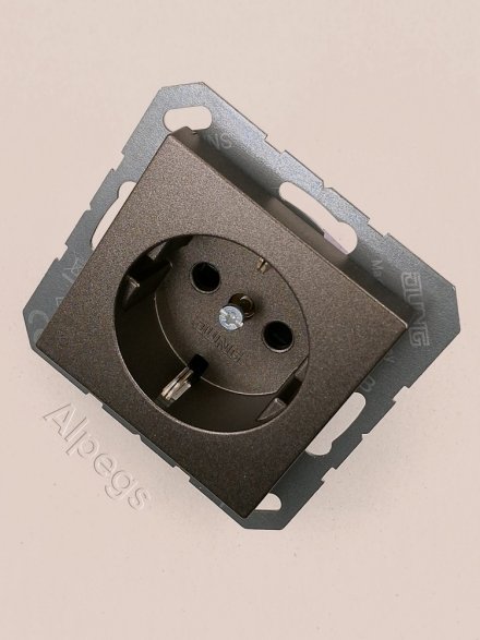 A1520KIMO Штепсельная розетка SCHUKO 16A 250V  с защитой от детей; термопласт; мокка