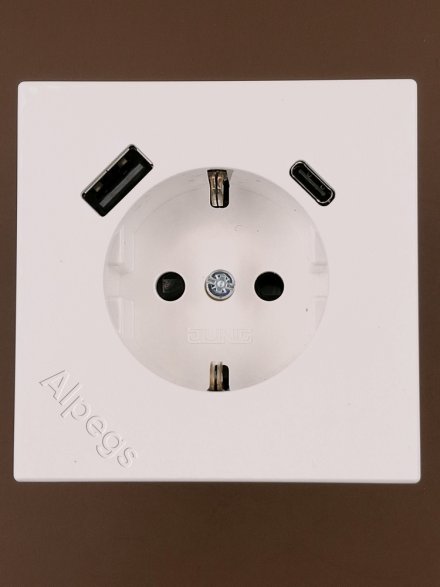 Розетка 2К+З 16А 250В, с разъемом USB Typ AC LS1520-15CAWW