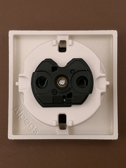 A1520KI Штепсельная розетка SCHUKO 16A 250V  с защитой от детей; слоновая кость