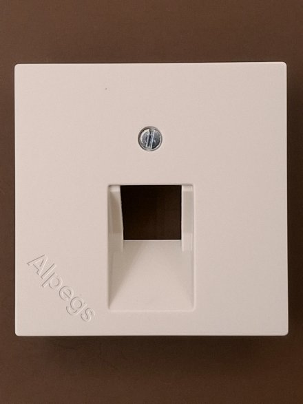 A569-1PLUA Крышка для одинарной розетки UAE; слоновая кость