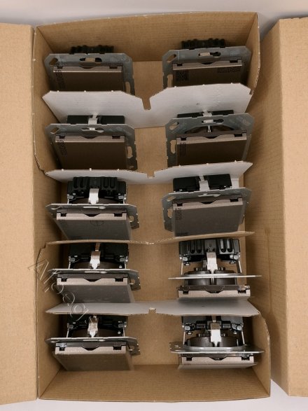 A1520BFKLMO SCHUKO-розетка с откидной крышкой и индикацией напряжения; мокка