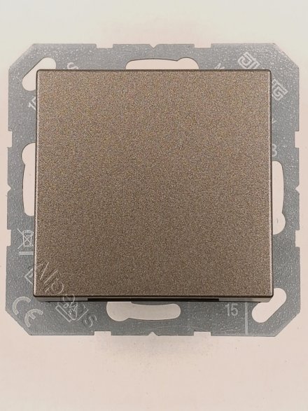 A1520BFKLMO SCHUKO-розетка с откидной крышкой и индикацией напряжения; мокка