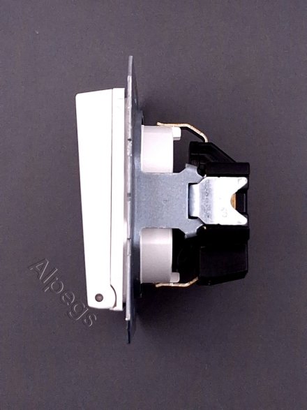 A1520KLWW Штепсельная розетка SCHUKO 16A 250V  с откидной крышкой; белая