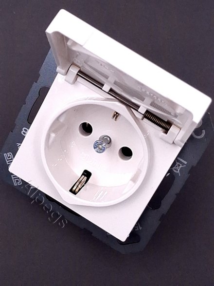 A1520KLWW Штепсельная розетка SCHUKO 16A 250V  с откидной крышкой; белая