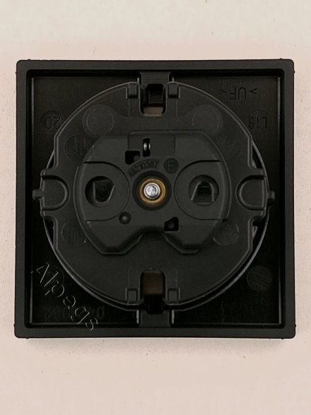 A1520KISW Штепсельная розетка SCHUKO 16A 250V  с защитой от детей; термопласт; черный