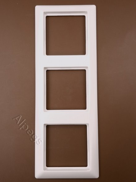 AS583WW Рамка 3-кратная для вертикальной и горизонтальной установки; белая