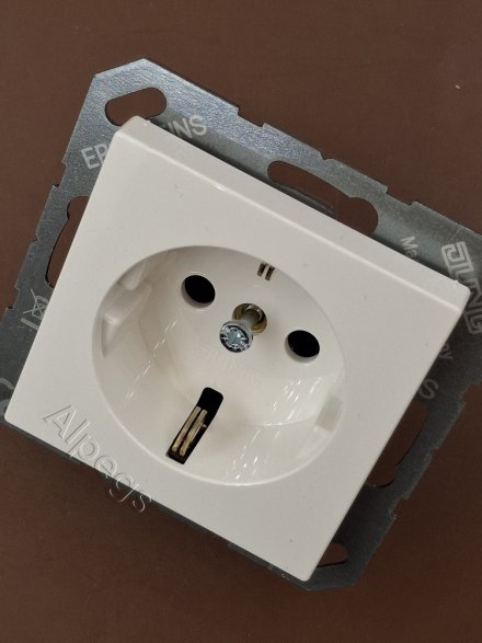 EcoProfi Розетка со шторками 2К+З 16 А 250В, бел. EP1420KIWW