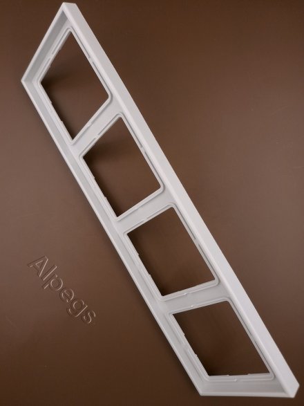 LS984LG Рамка 4-кратная; светло-серая