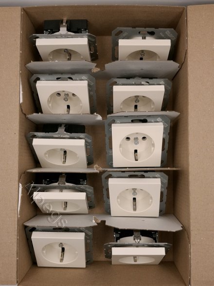 A1520 Штепсельная розетка SCHUKO 16A 250V  слоновая кость