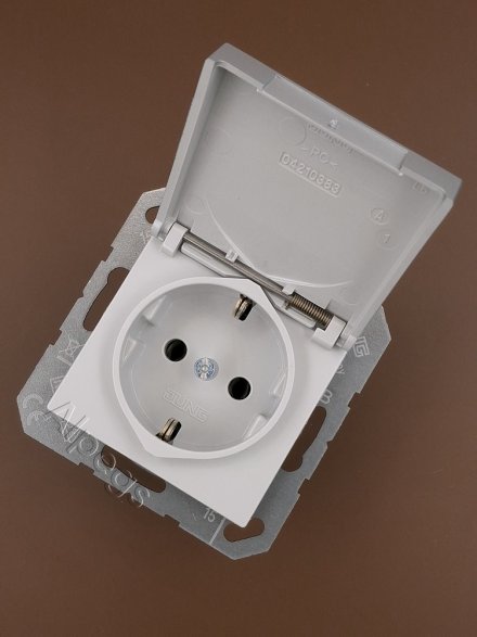 Штепсельная розетка SCHUKO 16A 250V~ с крышкой; термопласт; алюминий, A1520BFKLAL