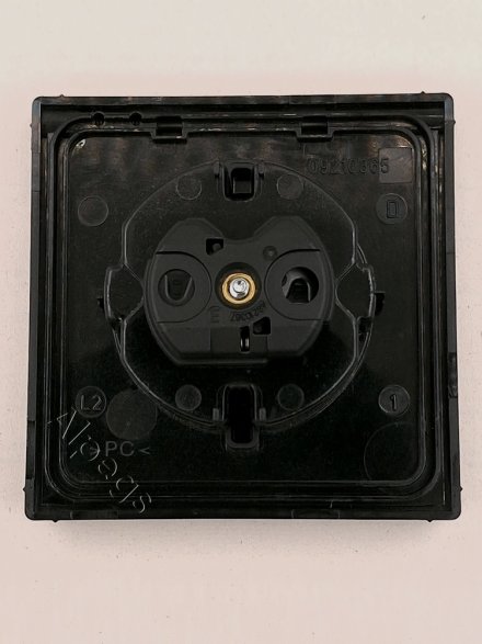 SCHUKO розетка с крышкой и шторками цвет матовый черный LS1520BFKIKLSWM