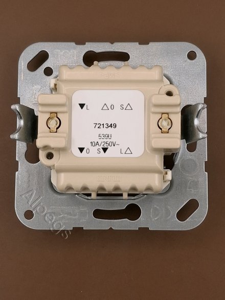 539U Кнопка сдвоенная без фиксации с двумя переключающими группами