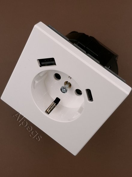 Розетка 2К+З 16А 250В, с разъемом USB Typ AC LS1520-15CAWW