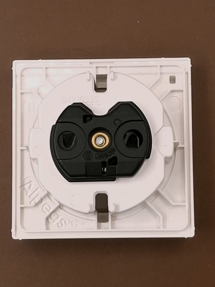 A1520KIKLWW SCHUKO-розетка с откидной крышкой и защитой от детей; белый